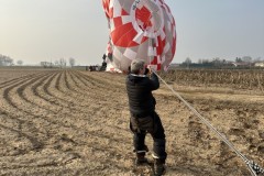 Der Ballon ist wie ein Segel im Wind