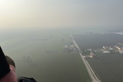 Der Ballon senkt sich und die ersten Köpfe schauen nach oben