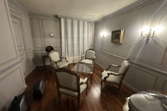 Salonzimmer. Diente mir nur als Koffer-Lager