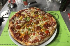 Leckere Pizza in der "Bar des Arcades"